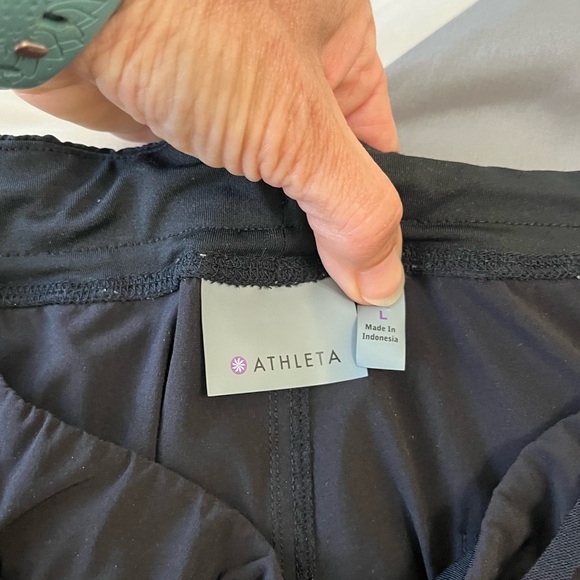 Athleta shorts women’s large thin materials comfy. Pockets in back and front. - Picture 2 of 7